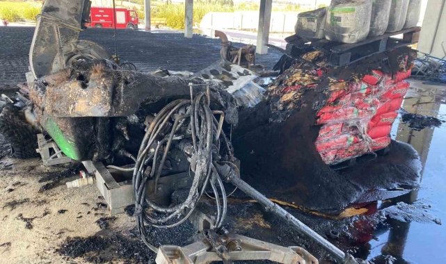 Ardiyede plastik kasalar yandı, gökyüzünü kara dumanlar kapladı