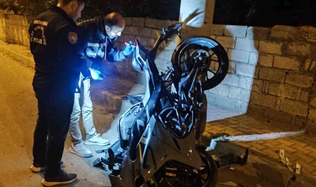 Arkadaşından ekmek almak için motosikletini alan şahıs beton direğe çarptı: 1 ağır yaralı