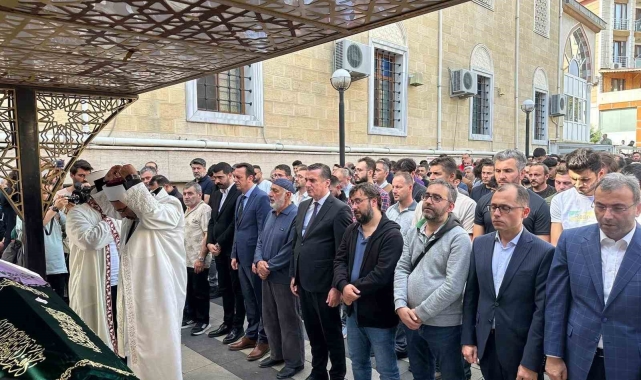 Asansör faciasında hayatını kaybeden Zeren, İstanbul'da göz yaşları arasında toprağa verildi