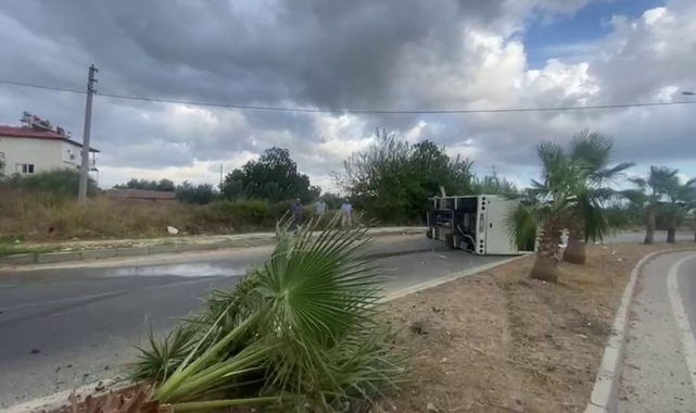 Aydınlatma direğine çarpan minibüs yan yattı: 2 yaralı