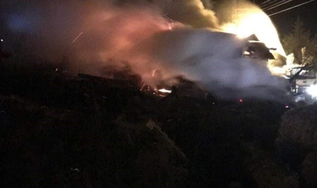 Aynı mahallede ikinci yangın: Samanlık ve ambar çıkan yangında kullanılmaz hale geldi