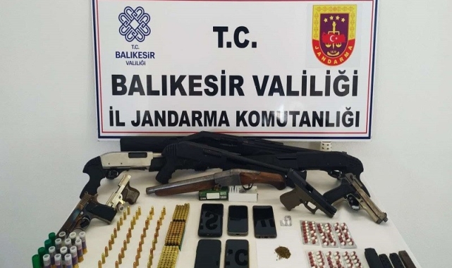 Ayvalık'ta çok sayıda silah ve uyuşturucu madde ele geçirildi: 7 gözaltı