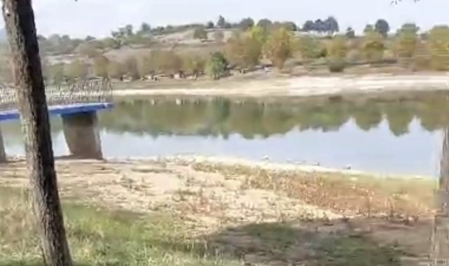 Balık yakalamak isterken gölete düşen çocukları babaları kurtardı