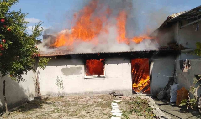 Balıkesir'de ev yangını söndürüldü