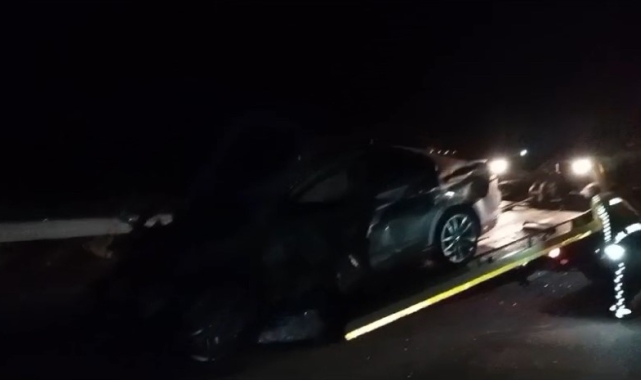 Bariyerlere çarpan otomobil hurdaya döndü: 1 yaralı