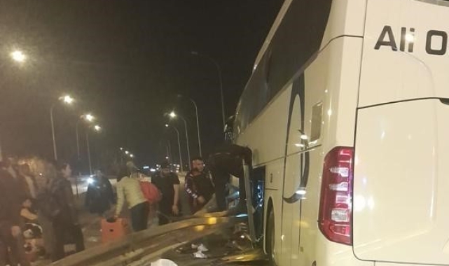 Bariyerlere çarpan yolcu otobüsünde 7 kişi hafif şekilde yaralandı