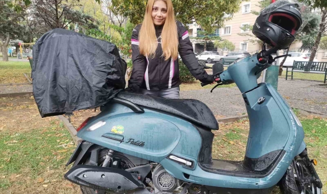 Başıboş sokak köpeği kadın motosiklet sürücüsünü canından ediyordu