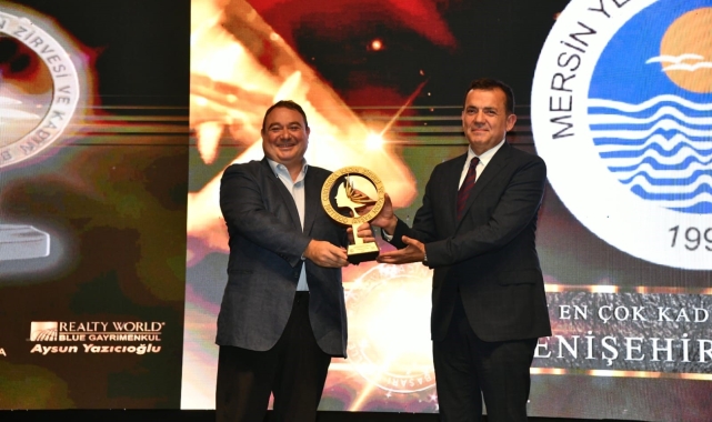 Başkan Özyiğit'e 'Yılın en çok kadın yönetici istihdamı sağlayan belediye' ödülü