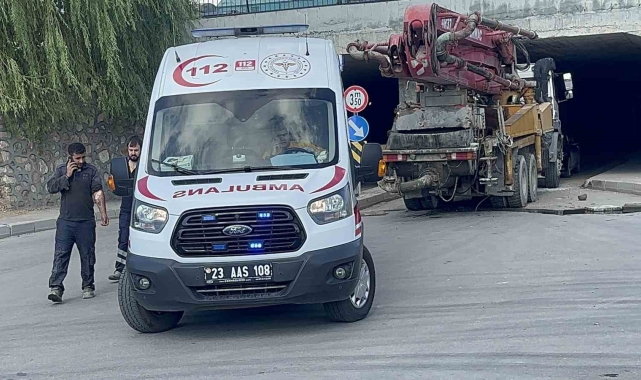 Beton pompa aracı alt geçitten geçmeye çalıştı: 2 yaralı