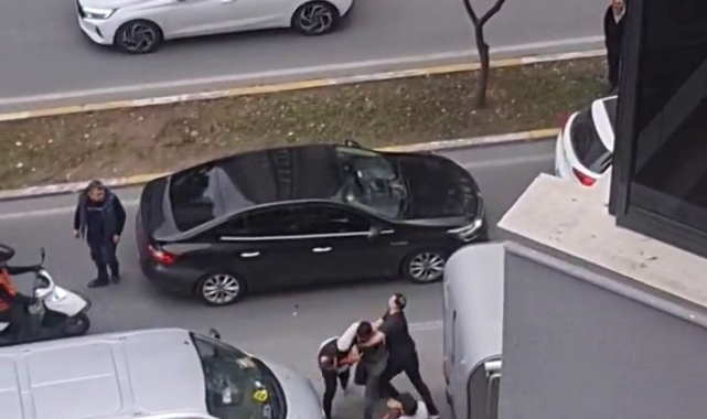 Beylikdüzü'nde sözlü tartışma sopalı kavgaya dönüştü: O anlar kamerada