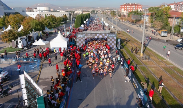 Binlerce sporcu 2. Uluslararası Konya Yarı Maratonu'nda "iyilik" için koştu