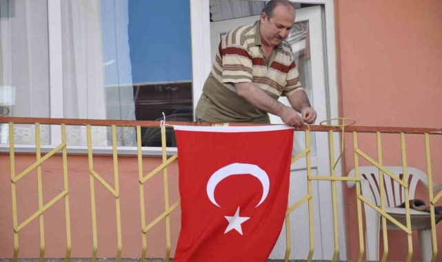 Bu kez 100. yıl için balkona çıktı