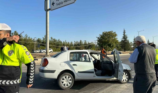 Burdur-Isparta Karayolu'nda iki otomobil çarpıştı: 1 yaralı