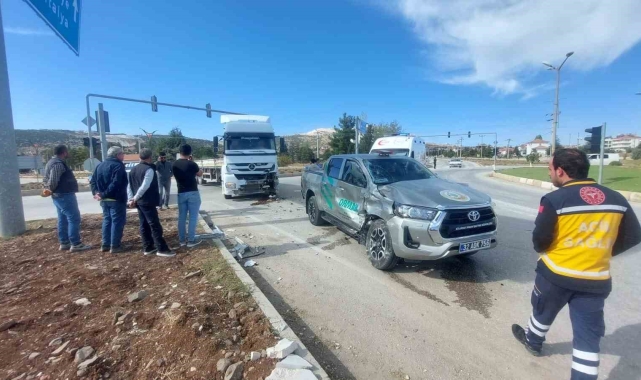 Burdur'da hafif ticari araç tırla çarpıştı: 1 yaralı