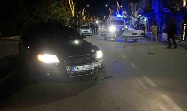 Burdur'da iki otomobil çarpıştı: 2 yaralı