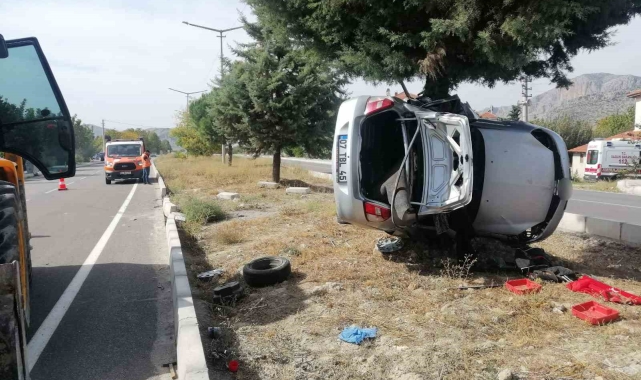 Burdur'da kontrolden çıkan otomobil refüjdeki ağaca saplandı: 2 ölü