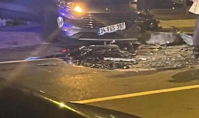 Büyükçekmece'de 2 araç kafa kafaya çarpıştı, 5 kişi yaralandı