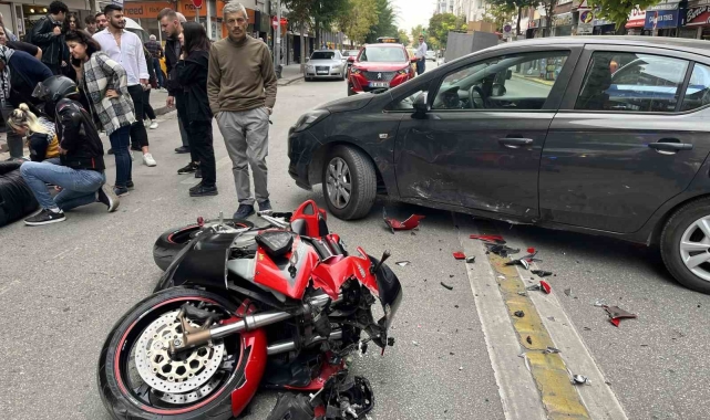 Cadde üzerinde U dönüşü yapan otomobile çarpan motosikletin sürücüsü yaralandı