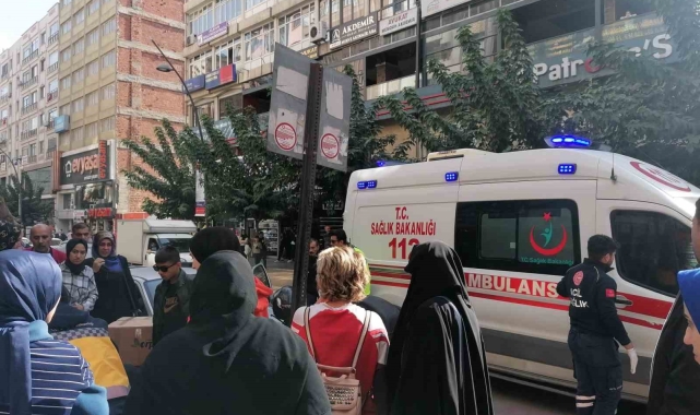 Caddede yürürken pikaptan fırlayan demir parçası ile yaralandı