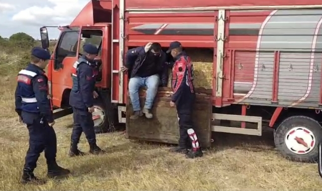 Çanakkale'de saman balyaları arasına gizlenmiş 27 kaçak göçmen yakalandı