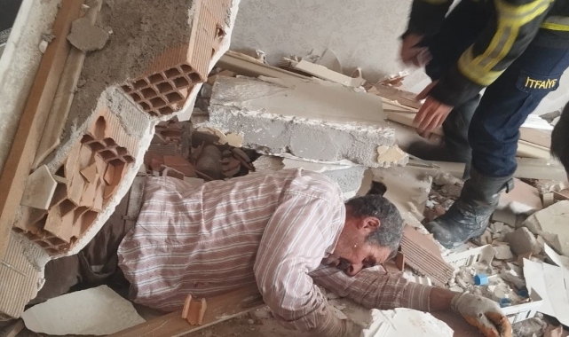 Canını hiçe sayarak ağır hasarlı binaya giren şahsın üzerine duvar çöktü
