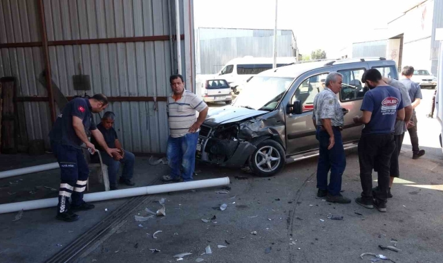 Çarpışan araçlardan biri iş yerine daldı: 2 yaralı