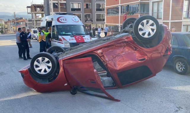 Çarpışan otomobillerden biri ters döndü: 2 yaralı