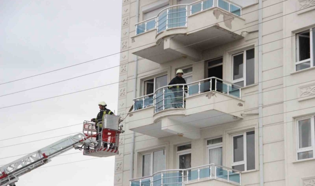 Çocuk odasında çıkan yangında 2 kişi dumandan etkilendi
