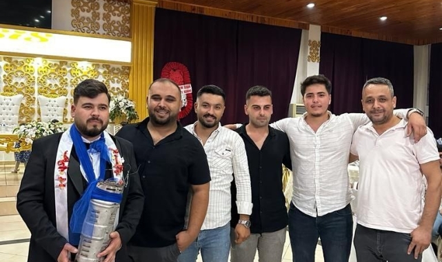 Damadın arkadaşları düğünde altın yerine "Katalizör" taktı