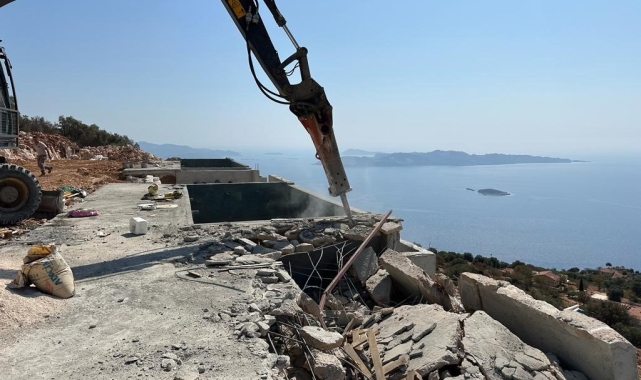 Deniz manzaralı kaçak yapılar yıkıldı