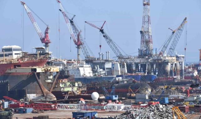 Dev gemiler İzmir'deki gemi söküm merkezinde geri dönüşüme kazandırılıyor