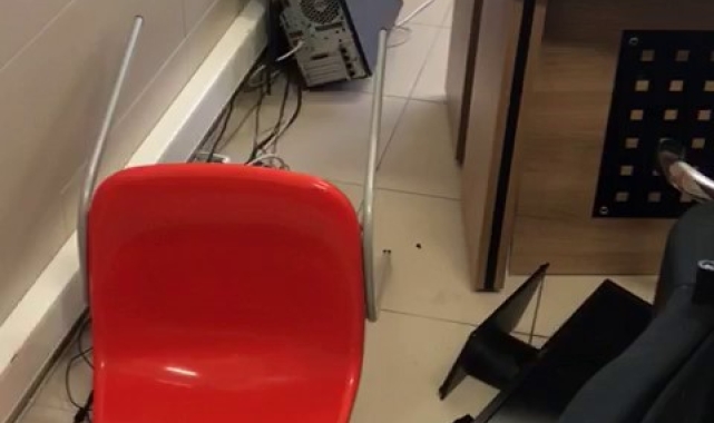 Disiplin cezası alan öğrencinin okula gelen velisi, öğretmenlere saldırdı