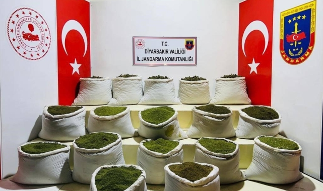 Diyarbakır'da 1 ton 354 kilo esrar, 122 bin uyuşturucu bitkisi ele geçirildi