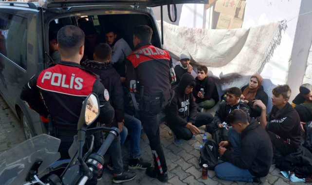 Dur ihtarına uymayan araçta 11'i çocuk, toplam 23 kaçak göçmen yakalandı