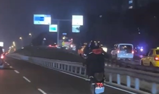 E-5'te tehlikeli yolculuk kamerada: Plakasını kapatıp, tek tekerlek üzerinde yolculuk yaptı