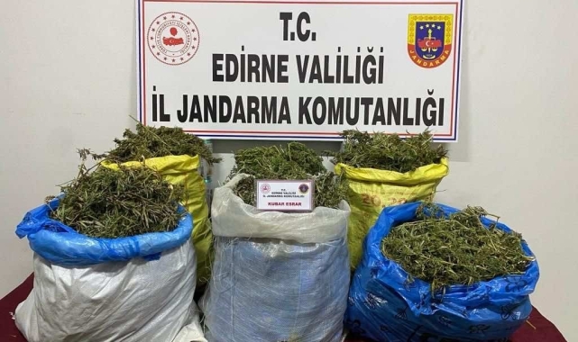 Edirne jandarması Meriç Nehri'nde şişme bot içinde uyuşturucu ele geçirdi