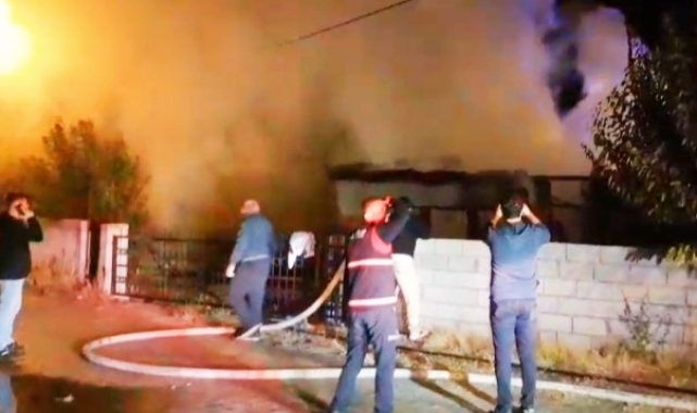 Edirne'de yangın: 2 ev hasar gördü