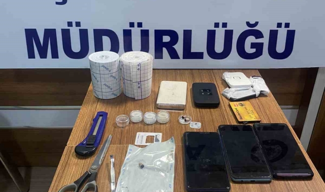 Ehliyet sınavına düzenekle girecekti, polisin dikkati sayesinde yakalandı