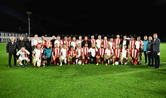 Emektar sporcularla protokolün maçında kazanan dostluk oldu