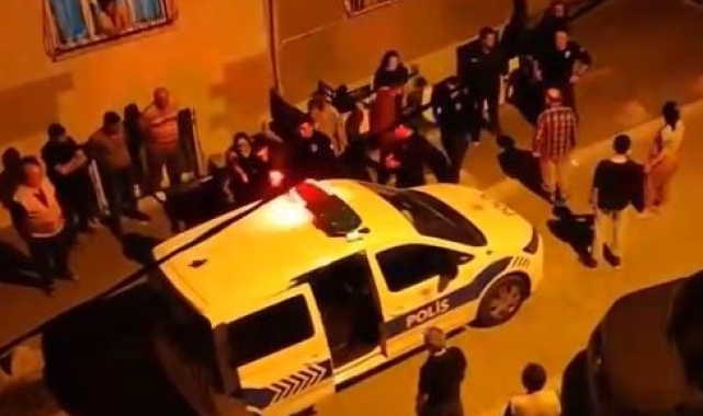 Esenyurt'ta babasını dövüp, mahalleli ile kavga eden adam kamerada