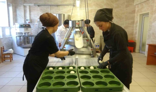 Fabrika gibi okul: Günde 6 bin ekmek üretiyor