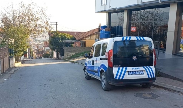 Facia teğet geçti: BİM'e ait kendi kendine giden transplaletin altında kalmaktan son anda kurtuldular