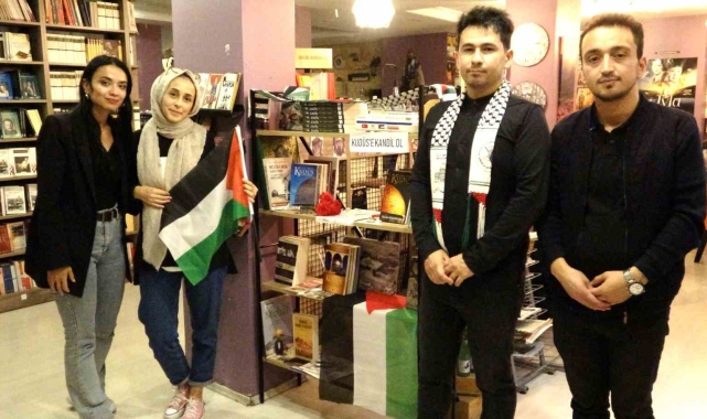 Filistin'e duyarlılığı daha da artırmak için kitap kafede köşe oluşturdular