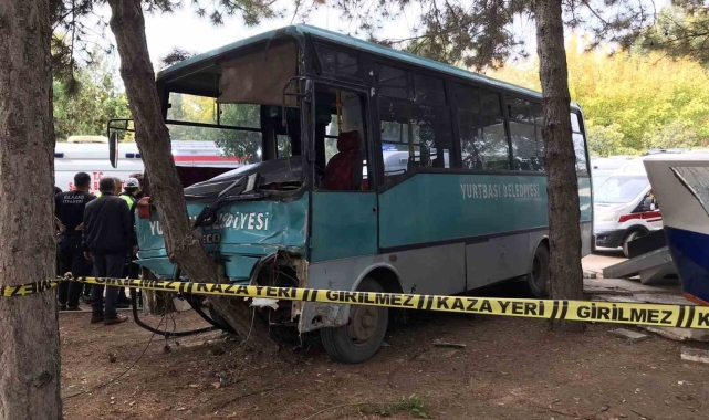 Freni patlayan midibüs 2 aracı biçip parka daldı: 1'i ağır, çoğu öğrenci 27 yaralı