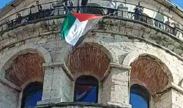 Galata Kulesi'nde destek amaçlı Filistin bayrağı açıldı