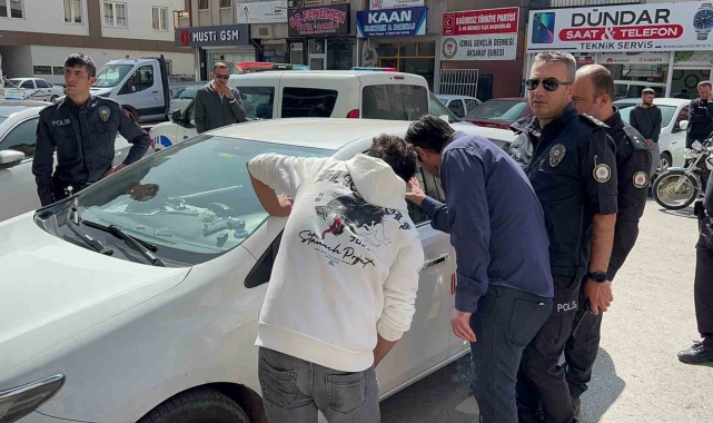 Gasp iddiasıyla durdurulan şahıs kendini araca kilitledi