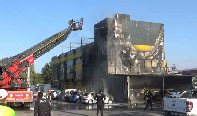 Gaziantep'te yangın paniği: Park halindeki 5 araç küle döndü