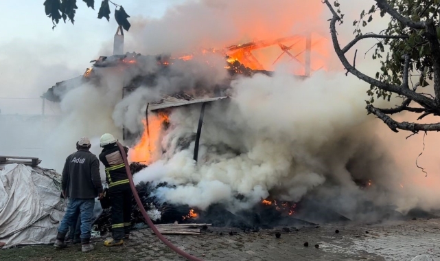 Gediz'de ahşap bina yangında küle döndü