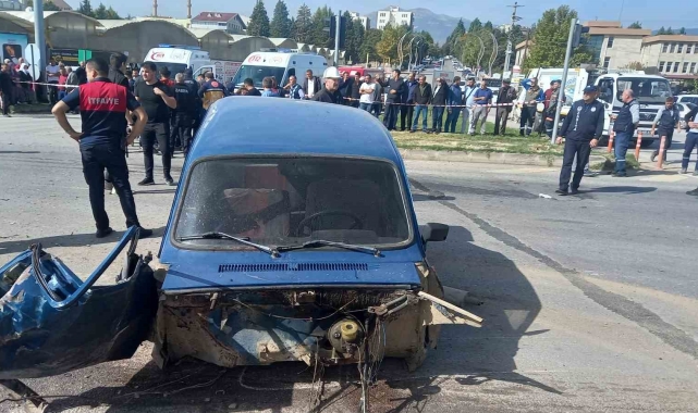 Gediz'de tır otomobili biçti, 1 ölü 1 yaralı