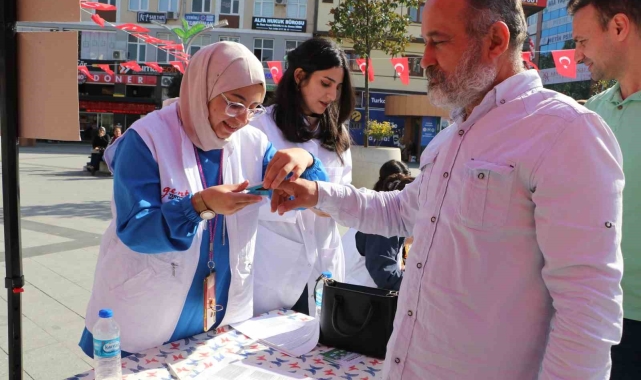Geleceğin doktorlarından Rize meydanında sağlık taraması